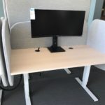 Arbetsplats med monitor och clean desk